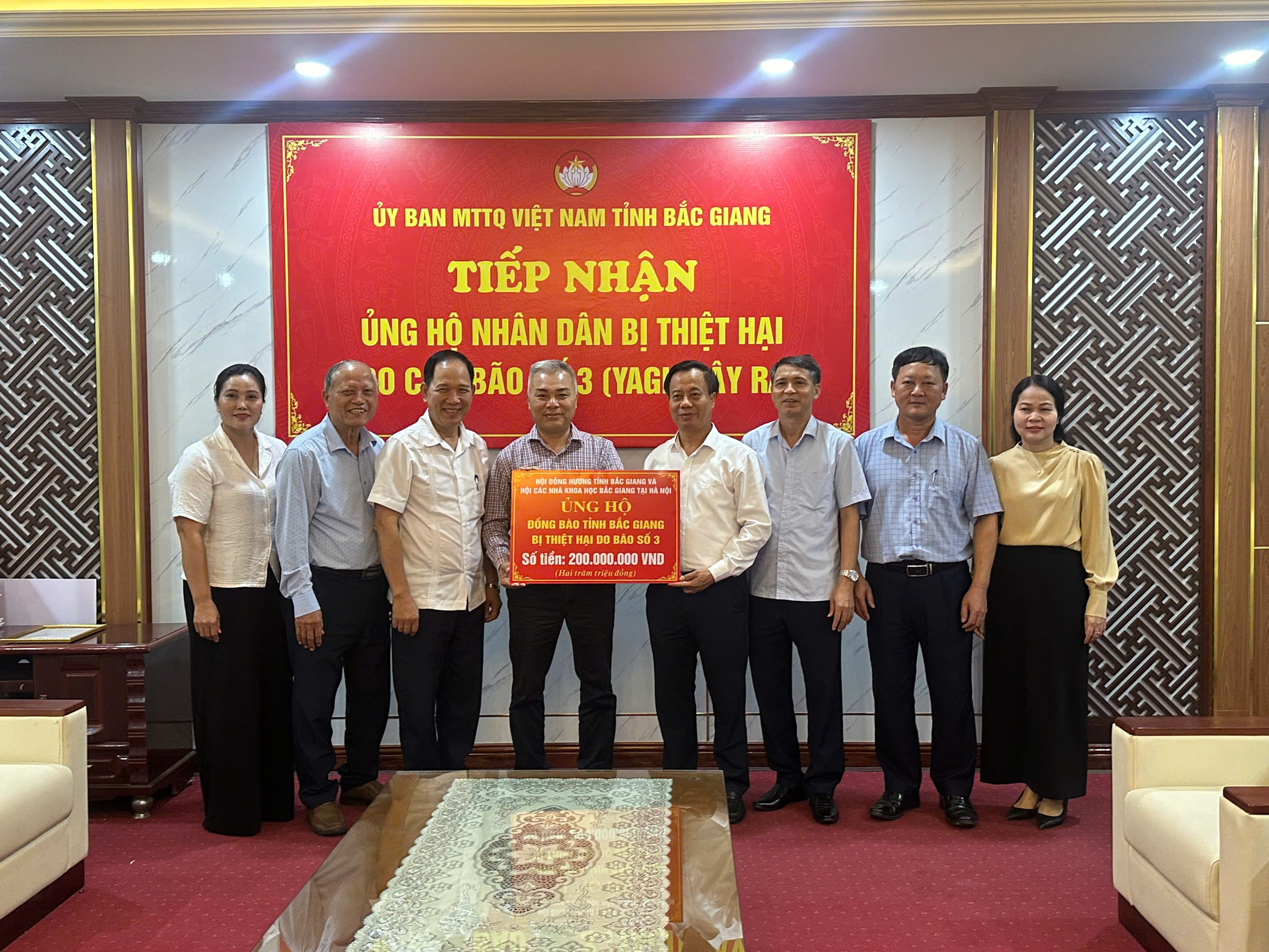 Trao tiền vận động cứu trợ đồng bào bị thiệt hại do bão số 3 (Yagi) 