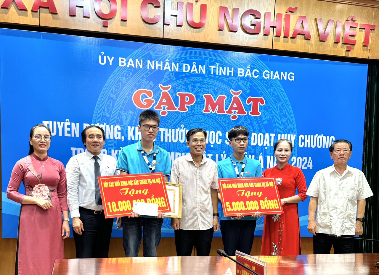 Hội khoa học Bắc Giang tại Hà Nội (Hội KHBG) Tuyên dương 2 học sinh đoạt huy chương tại cuộc thi Olympic Vật lí châu Á 
