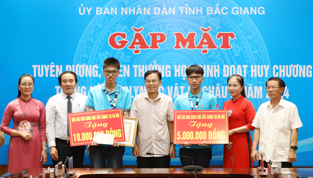 Bắc Giang: Tuyên dương 2 học sinh đoạt huy chương tại cuộc thi Olympic Vật lí châu Á 
